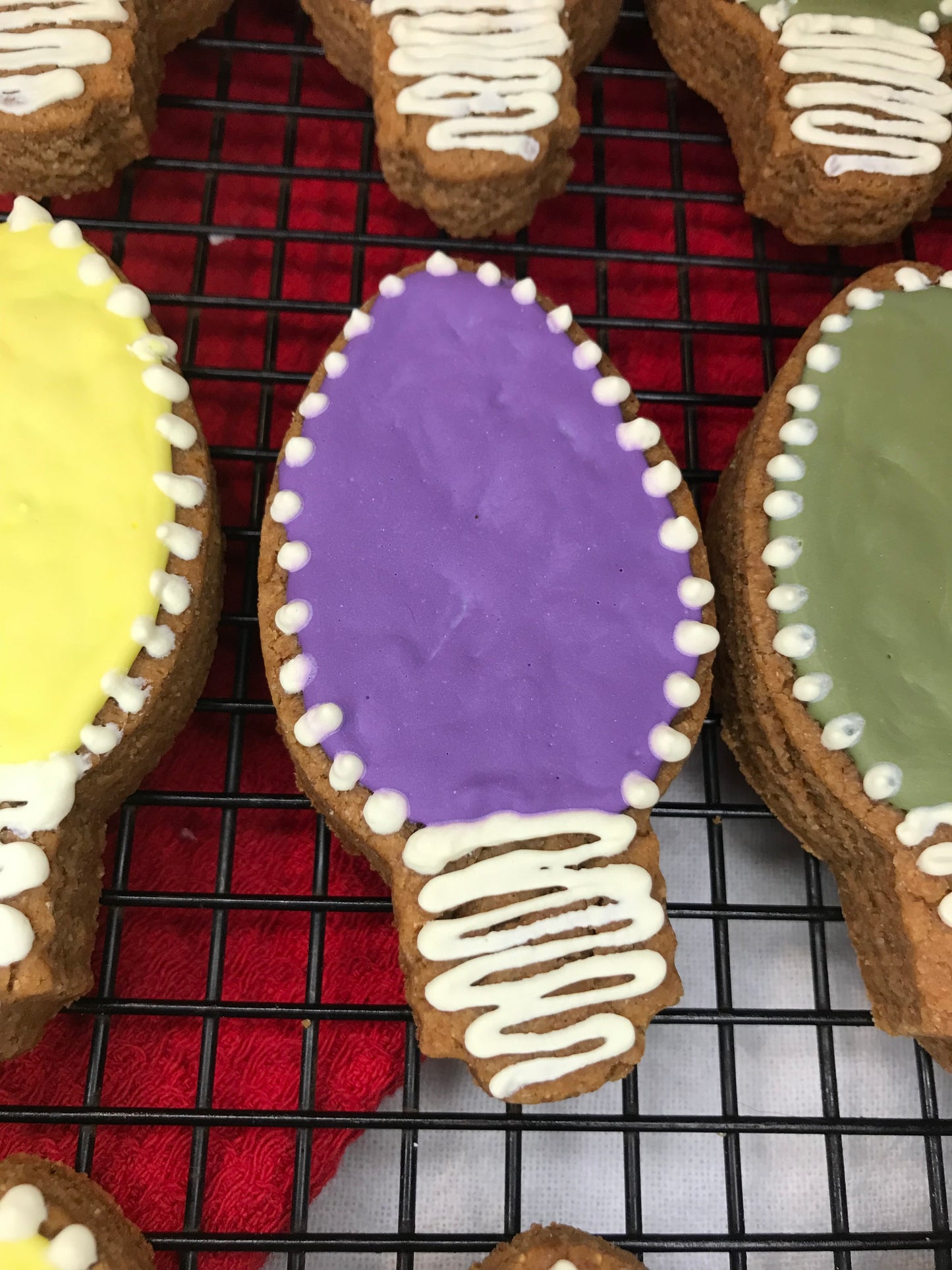 Peanut Butter Dog Treats – Holiday Light Bulb Cookie Set