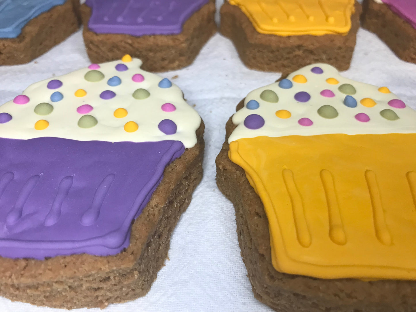 🎉 Festive 6- Pack of Cupcake Peanut Butter Dog Cookies 🎉