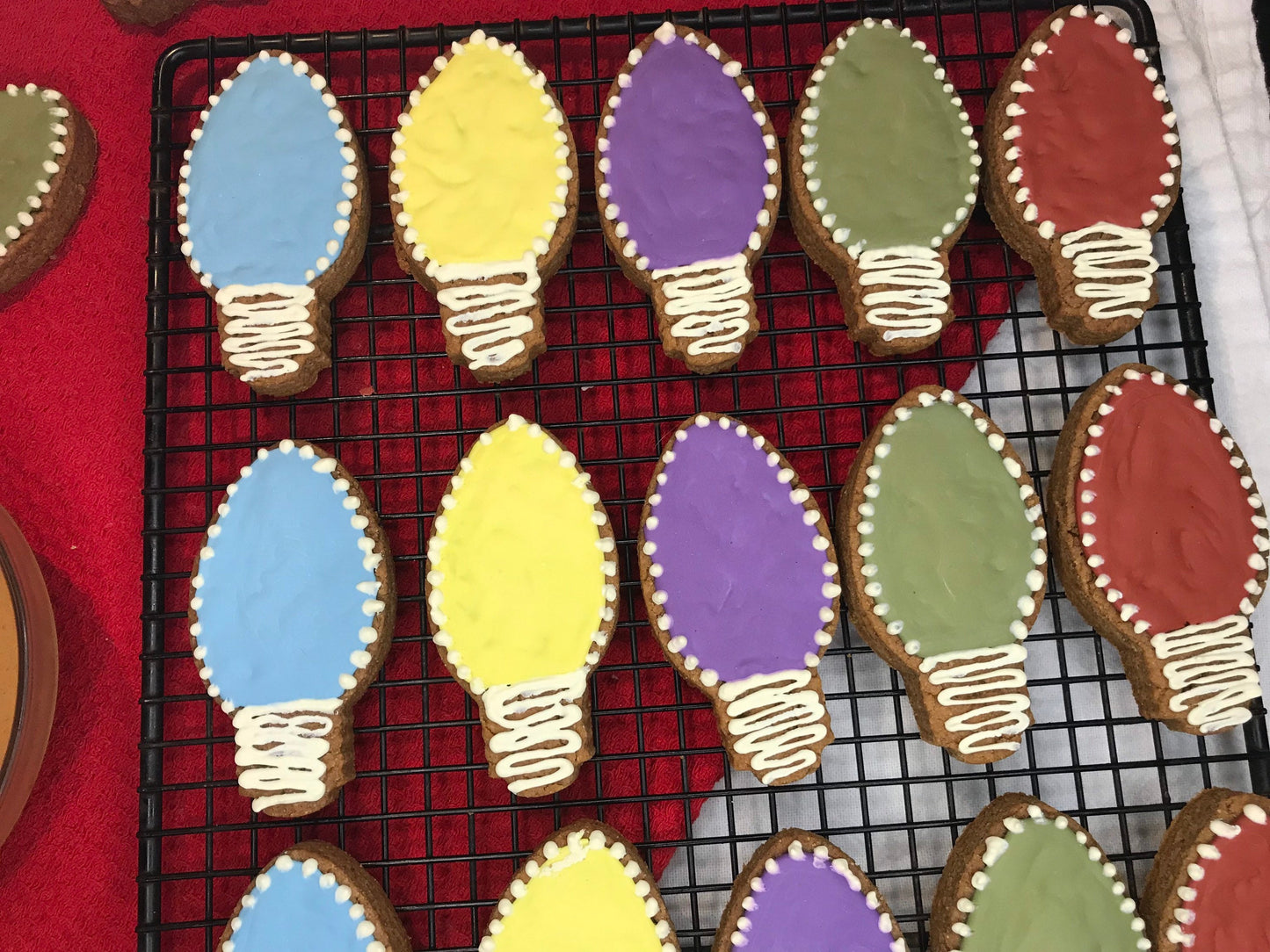 🎄 Holiday Light Bulb Dog Cookie Set – Set of 5 Peanut Butter Christmas Treats for Dogs, Handmade & Colorful 🐾✨