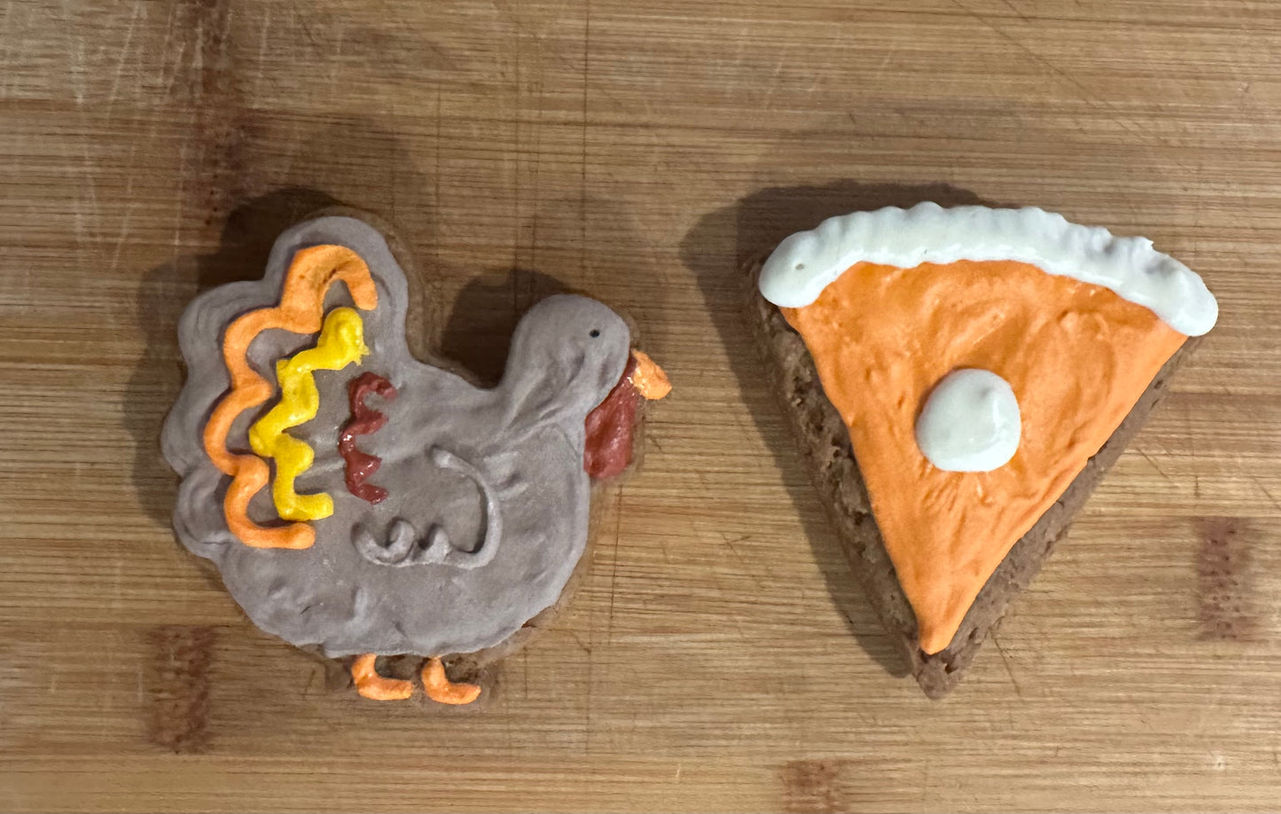 🦃 Thanksgiving Dog Treats! Peanut butter treats shaped like pumpkin pie 🥧 & turkeys 🦃. Perfect for pups! Natural, fresh, & festive.